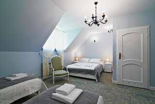 Отели типа «постель и завтрак» Dwór Osmolice Białki Dolne Cемейный номер с собственной ванной комнатой-1